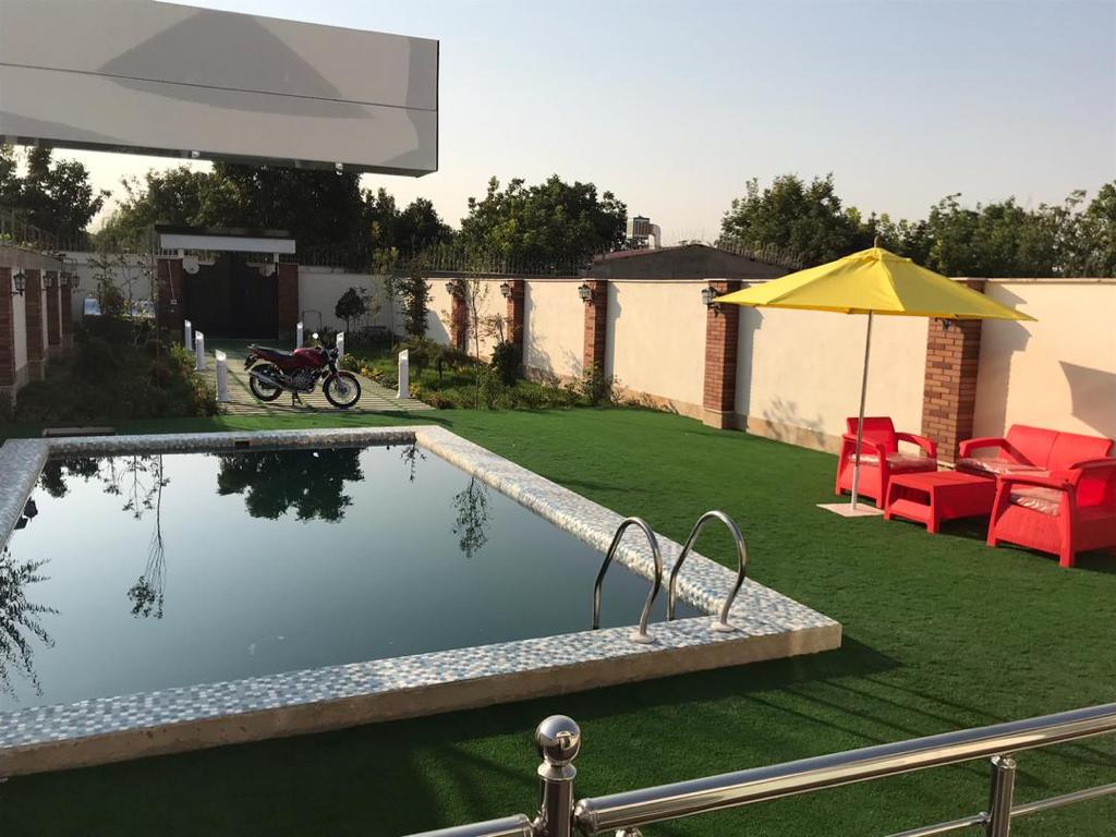    بی نام  