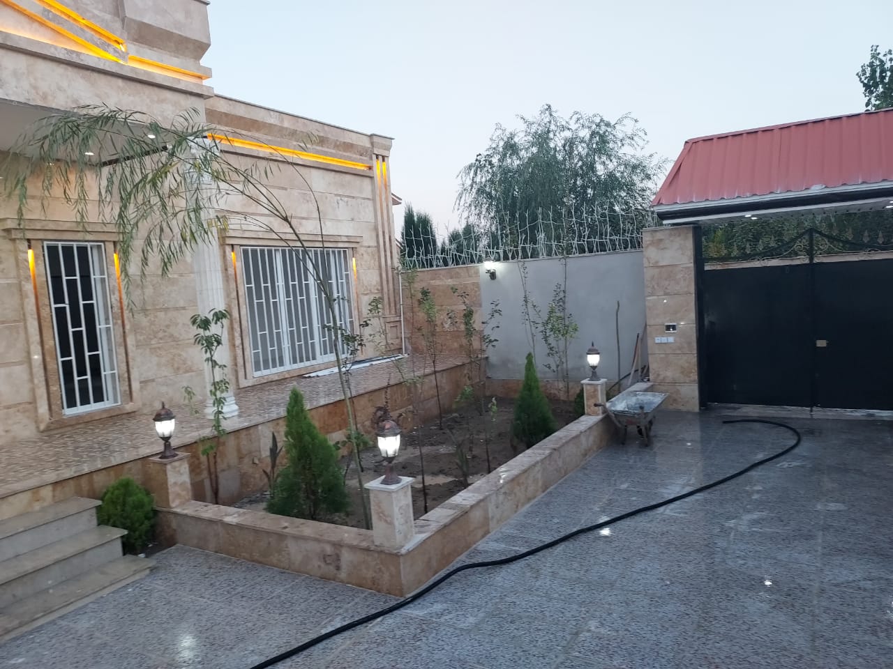   بی نام  
